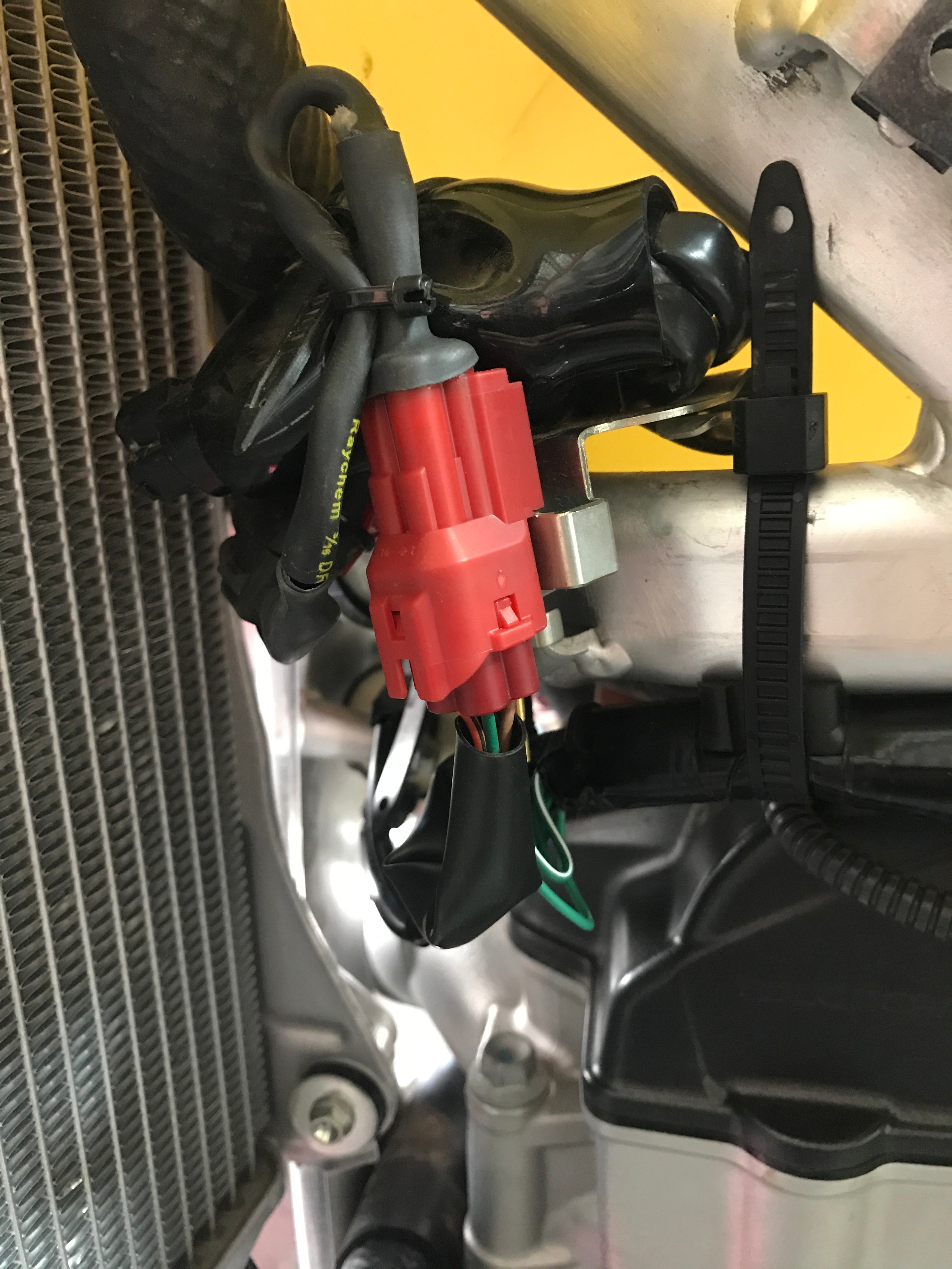 CRF X/ R/ RX AUX Power Connector - 4 Pin – SourceOffroad